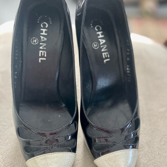 CHANEL CC logo Cap Toe Platform
Pump Authentic! - Picture 9 of 9